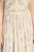 تنورة بنقوش موردة