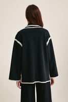 جاكيت مع وشاح بشراشيب