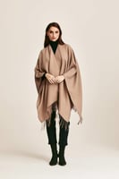 وشاح كتف مزبن بالشراشيب