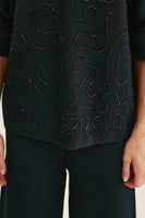 بلوزة واسعة بنقوش مموجة