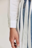 قميص بحواف شراشيب