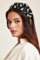 طوق شعر شبك مُزين باللؤلؤ