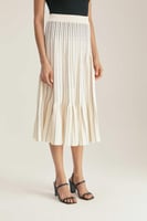 تنورة مقلمة بكسرات