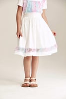 تنورة بحواف كشكش