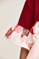 بلوزة موردة بكشكش