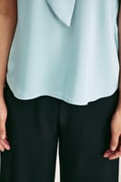 بلوزة بياقة بربطة