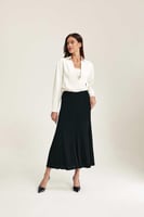 تنورة بقصة واسعة من أسفل