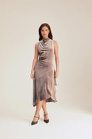 فستان مخمل بياقة متدلية