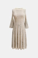 فستان بنقوش وأكمام جرس