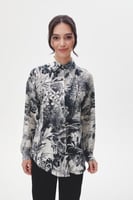 قميص واسع بنقوش موردة