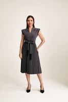 فستان بأكمام قصيرة بحزام هدب