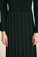 فستان بكسرات وتفاصيل لامعة