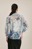 قميص شفاف مُزين بطبعات