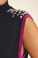 بلوزة بأكتاف مزينة بالكريستال