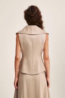 جاكيت بلا أكمام بياقة مطوية