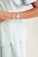 ساعة دائرية بسوار لؤلؤ