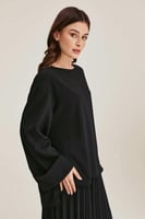 بلوزة واسعة بأكمام بثنية