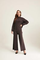 بلوزة محبوكة بياقة عالية