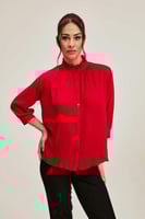 قميص بياقة كشكش وكسرات