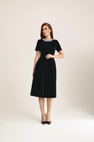 فستان مخمل بياقة كريستالات