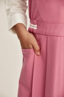 مريول مدرسي ابتدائي سنبل – تصميم مريح بياقة V وسحا...