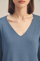 بلوزة محبوكة بقصة واسعة