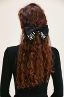 مشبك شعر فيونكة مزين باللؤلؤ