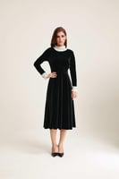 فستان مخمل بياقة كشكش