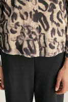 قميص بنقشة جلد النمر