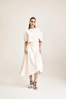 بلوزة مزبنة بورود بارزة