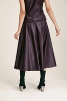 تنورة جلد بطيات