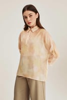 بلوزة مطبعة بقصة واسعة