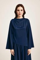 بلوزة بأكتاف بطيات