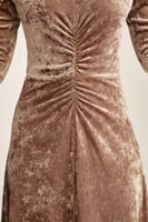 فستان مخمل بتفاصيل مزمومة