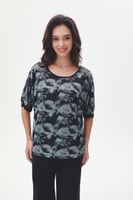 بلوزة مطبعة بقصة واسعة