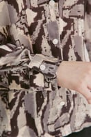 قميص مزين بطبعات