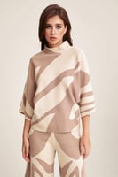 بلوزة محبوكة بنقوش مموجة