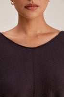 بلوزة سادة بقصة واسعة