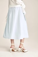 تنورة مزينة بفيونكات