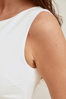 فستان بلا أكمام مزين بفيونكة