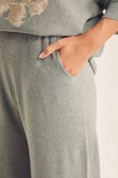 بنطلون واسع بنقوش موردة