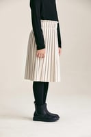 تنورة مخمل واسعة بكسرات