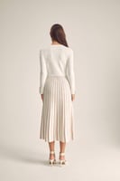 فستان مقلم بتفاصيل لامعة