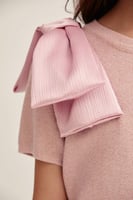 بلوزة بأكتاف مزينة بفيونكة