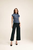 بلوزة بتفاصيل طيات