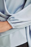 بلوزة سادة بنمط لف