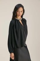 بلوزة بياقة مرصعة بالكريستال