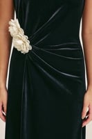 فستان مخمل بورود بارزة