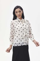 قميص منقط بياقة بربطة