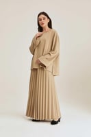 بلوزة واسعة بأكمام بثنية